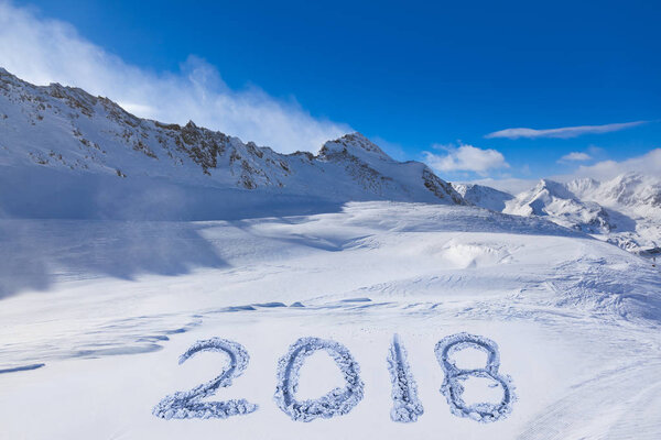 2018 год на снегу в горах
