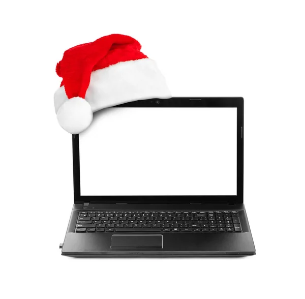 Notebook-computer en Santa Claus rode kerstmuts — Stockfoto