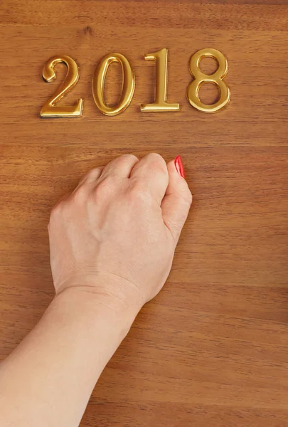 Ruka a čísla 2018 na dveře - novoroční pozadí — Stock fotografie