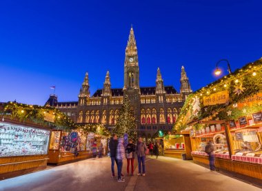 Vienna, Avusturya - 29 Aralık 2016: Noel pazarı yakınındaki 29 Aralık 2016 belediye binasına Viyana Avusturya