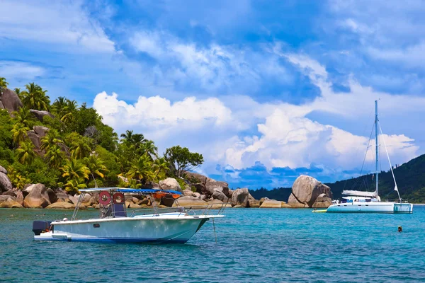 Isla tropical en Seychelles y barcos — Foto de Stock