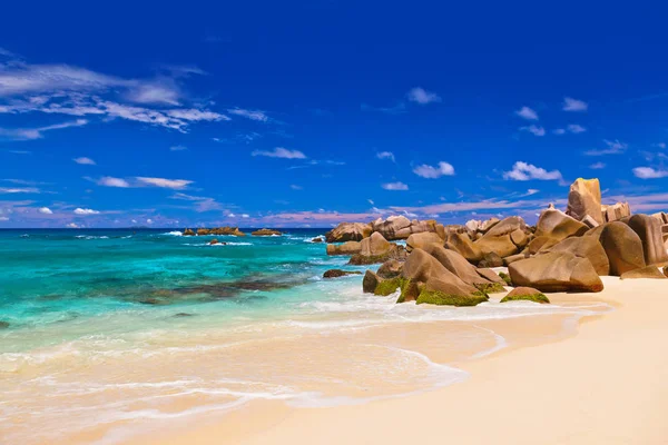 Tropisch strand op de Seychellen — Stockfoto