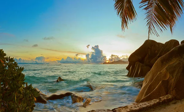 Coucher de soleil sur la plage Source D'Argent aux Seychelles — Photo