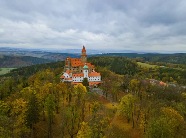 Castillo Bouzov en República Checa - vista aérea — Foto de Stock