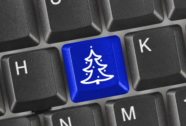 Teclado de computador com chave de árvore de Natal — Fotografia de Stock