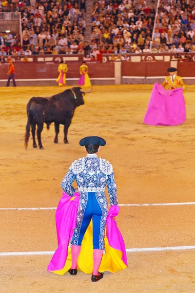 MADRID, SPAIN - SEPTEMBER 18: Matador and bull in bullfight on S — Stock Photo, Image