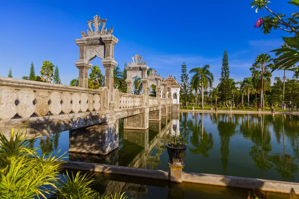Vodní palác Taman Ujung v ostrově Bali Indonésie — Stock fotografie
