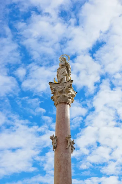 Статуя Богоматери в старом городе в Инсбруке, Австрия — стоковое фото