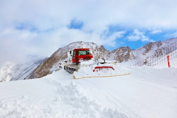 Máquina para la preparación de pistas de esquí en Kaprun Austria — Foto de Stock