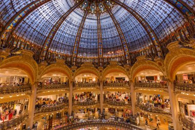 Paris, Fransa - 16 Ağustos 2017: İç Galeries Lafayette alışveriş merkezi