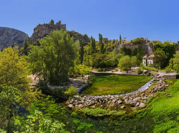 Village Fontaine-de-Vaucluse in Provence France — Stok fotoğraf