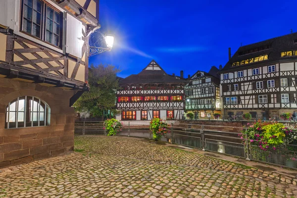 Casas coloridas tradicionales en Estrasburgo - Alsacia Francia — Foto de Stock