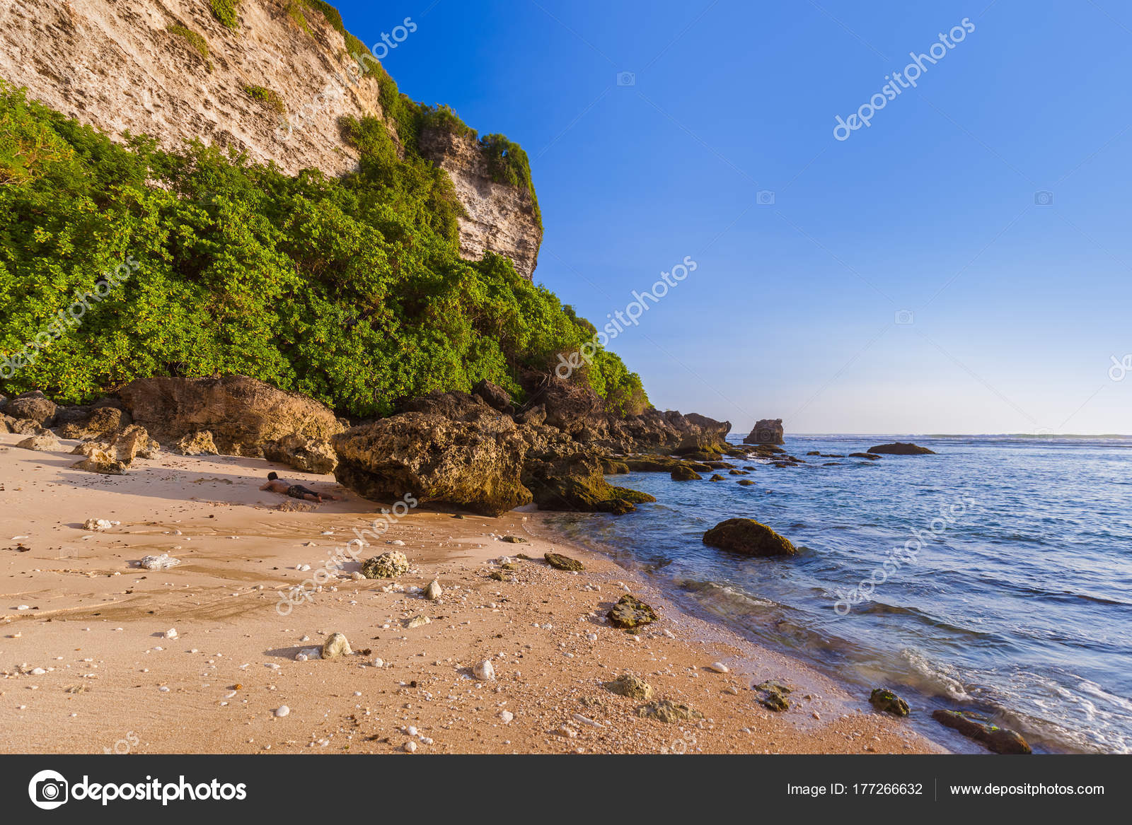 paisaje de ola estrellarse rocoso acantilado y salvaje en Roca montaña.  destino azul calma mar y Oceano en verano a kelingking playa es famoso  sitio en bali isla a Indonesia 50892889 Foto, image size:1600x1167