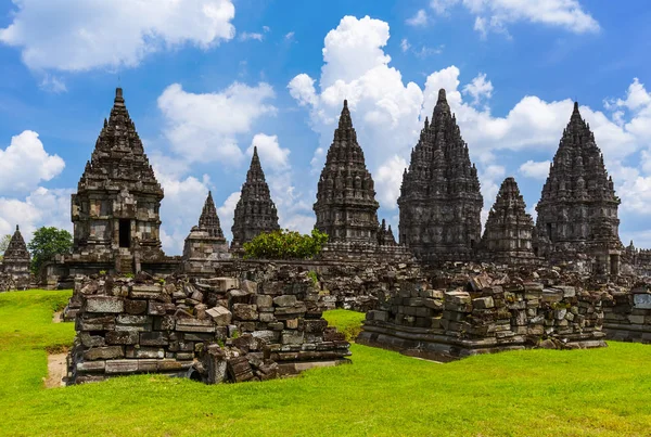 Chrám Prambanan poblíž Yogyakarta na ostrově Jáva - Indonésie — Stock fotografie