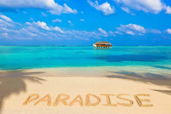 Parola Paradiso sulla spiaggia — Foto Stock