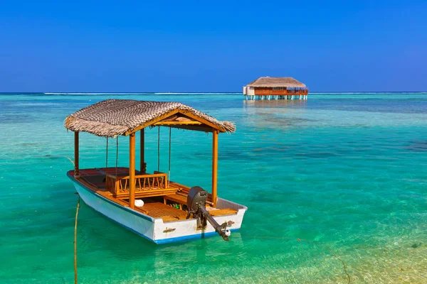 Boat and bungalow on Maldives island — Stock Photo, Image
