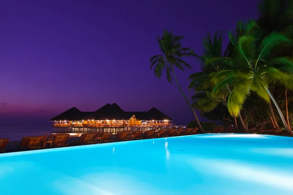 Pool and cafe on tropical Maldives island — Stock Photo, Image