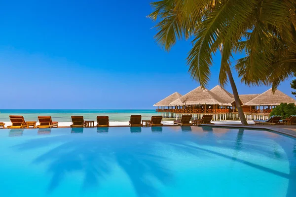 S bazénem a kavárnu na Maledivy beach — Stock fotografie