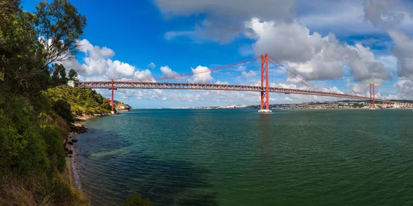 Lisboa e Ponte 25 de Abril - Portugal — Fotografia de Stock