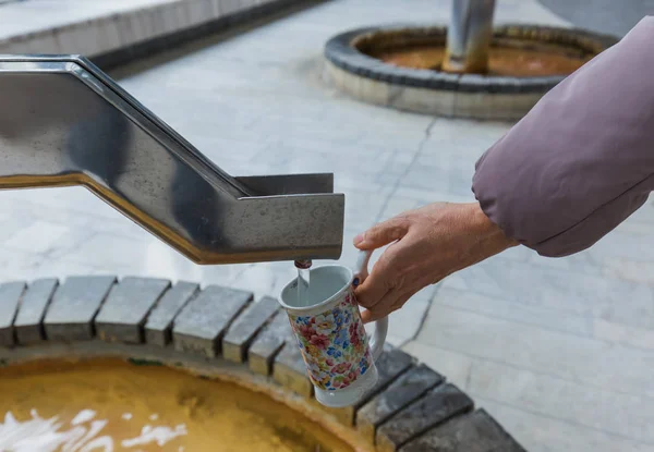 Turista vierte agua mineral de la fuente en Karlovy Vary - Cz — Foto de Stock