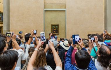 Paris, Fransa - 18 Ağustos 2017: Ziyaretçi almak fotoğraf Mona Lisa Louvre Müzesi'nde