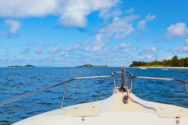 Тропічний острів і човен — стокове фото