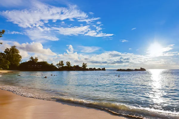 Тропічний пляж Сейшельських островів на заході сонця — стокове фото