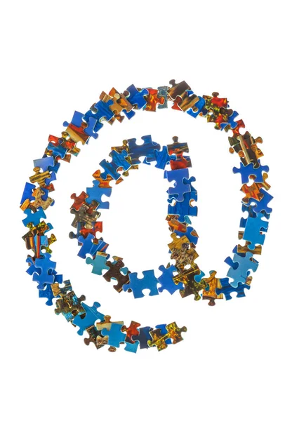 Símbolo @ feito de peças de quebra-cabeça - conceito de internet — Fotografia de Stock