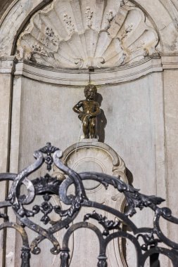 Çocuk heykel (Manneken Pis) Brüksel Belçika pissing
