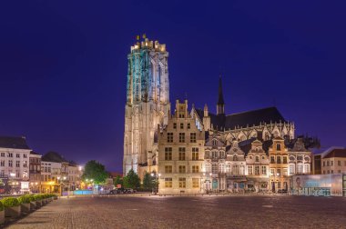 Mechelen, Belçika - 02 Mayıs 2017: Mekke 'de Grote Markt gün batımında