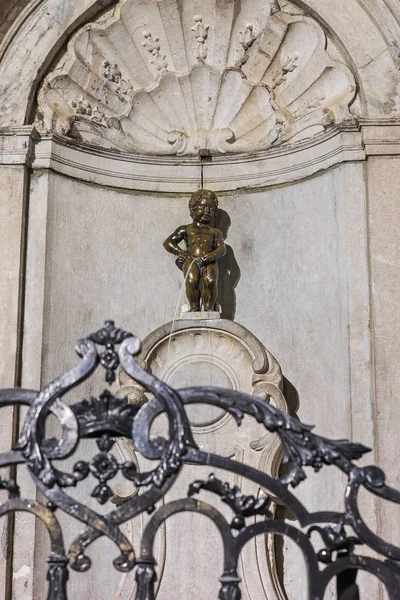 Čurající socha chlapce (Manneken Pis) Brusel Belgie — Stock fotografie