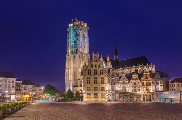 Mechelen, Belgio - 02 maggio 2017: Grote Markt a Mechelen al tramonto — Foto Stock