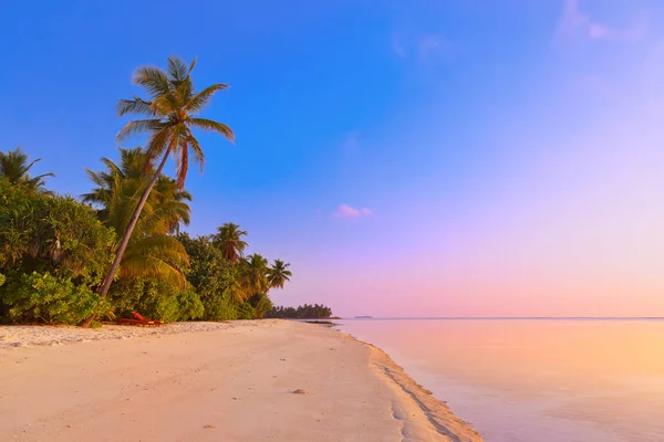 Pôr do sol na praia das maldivas — Fotografia de Stock