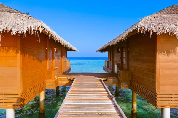 Bungalows en isla tropical de Maldivas — Foto de Stock