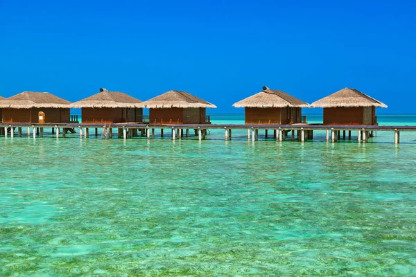 Bungalows on tropical Maldives island — Stock Photo, Image