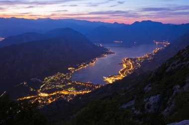 Kotor Koyu'ndaki Sunset'teki - Karadağ