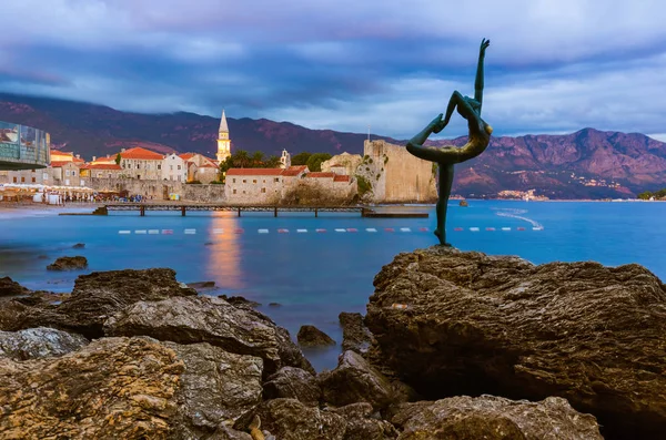 Dancer statue and Old Town in Budva Montenegro — Stock Photo, Image