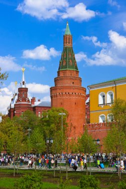 Moskova, Rusya - Mayıs 01: Yürüyen insanlarda 01 Nisan 2014 tarihinde Kremlin, Moskova, Rusya