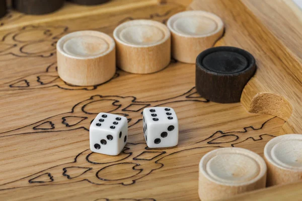 Backgammon speelveld en dobbelstenen — Stockfoto