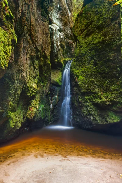 Wasserfall im Naturpark adrspach-teplice in Tschechien — Stockfoto