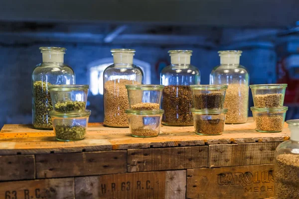 Mechelen, Bélgica - 02 de mayo de 2017: Ingredientes de cerveza en botellas - cervecería Het Anker — Foto de Stock