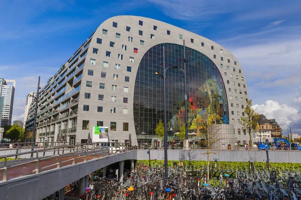 Rotterdam, Niederlande - 27. April 2017: berühmter moderner Markt Markthal und Fahrradabstellplätze in Rotterdam — Stockfoto