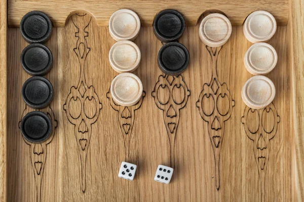 Backgammon speelveld en dobbelstenen — Stockfoto