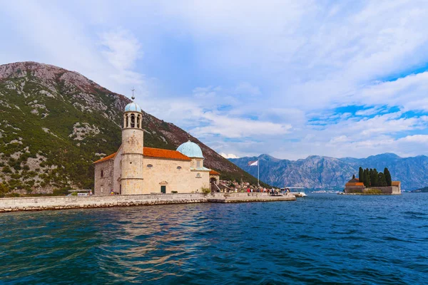 Isla Nuestra Señora de la Roca en la bahía de Boka Kotor - Montenegro — Foto de Stock