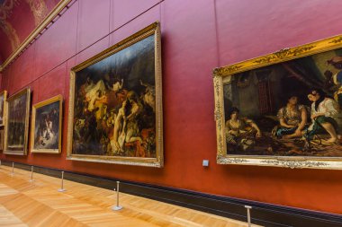 Paris, Fransa - 18 Ağustos 2017: Resimler Louvre Müzesi'nde