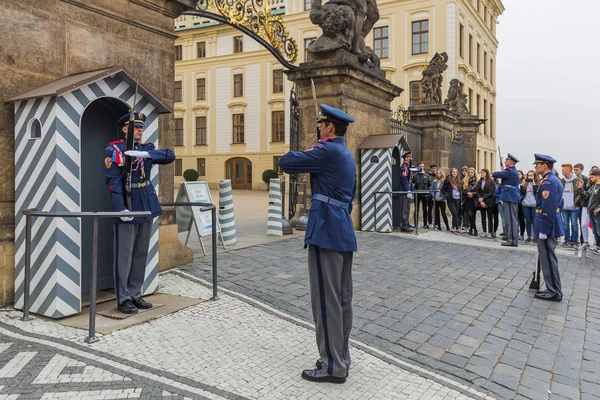Prague Czech Republic - 19 October 2017: Changing of the guards in the Presidential Palace in Prague Castle — Stock Photo, Image