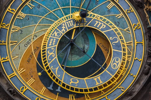 Oude astronomische klok in Praag - Tsjechië — Stockfoto
