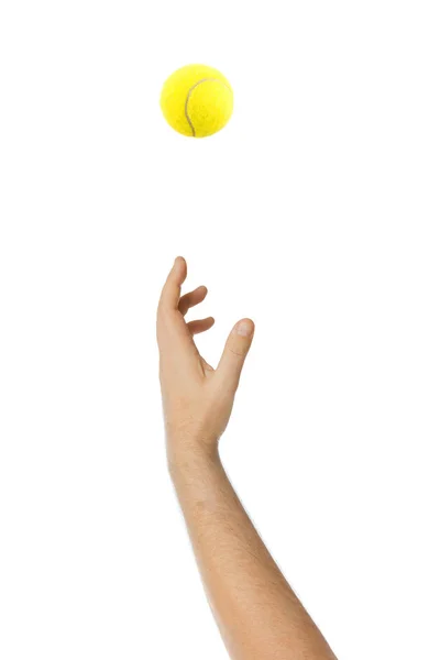Mão dando serviço jogando bola de tênis — Fotografia de Stock