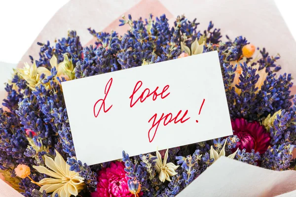 Bouquet di rose e biglietto di auguri — Foto Stock