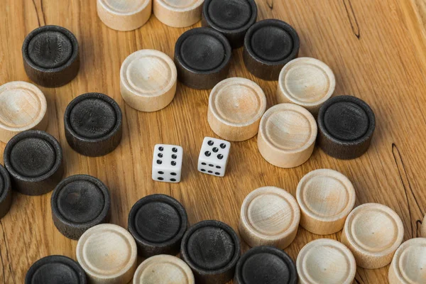 Backgammon speelveld en dobbelstenen — Stockfoto